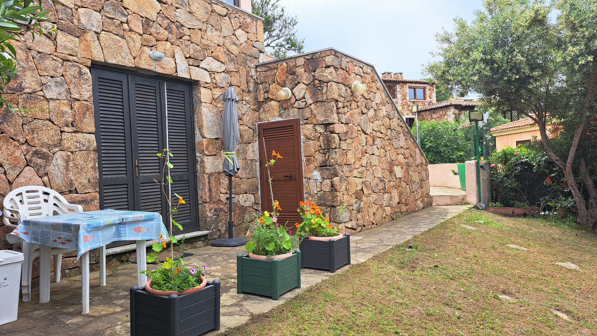 Esterno in pietra della sistemazione a San Teodoro
