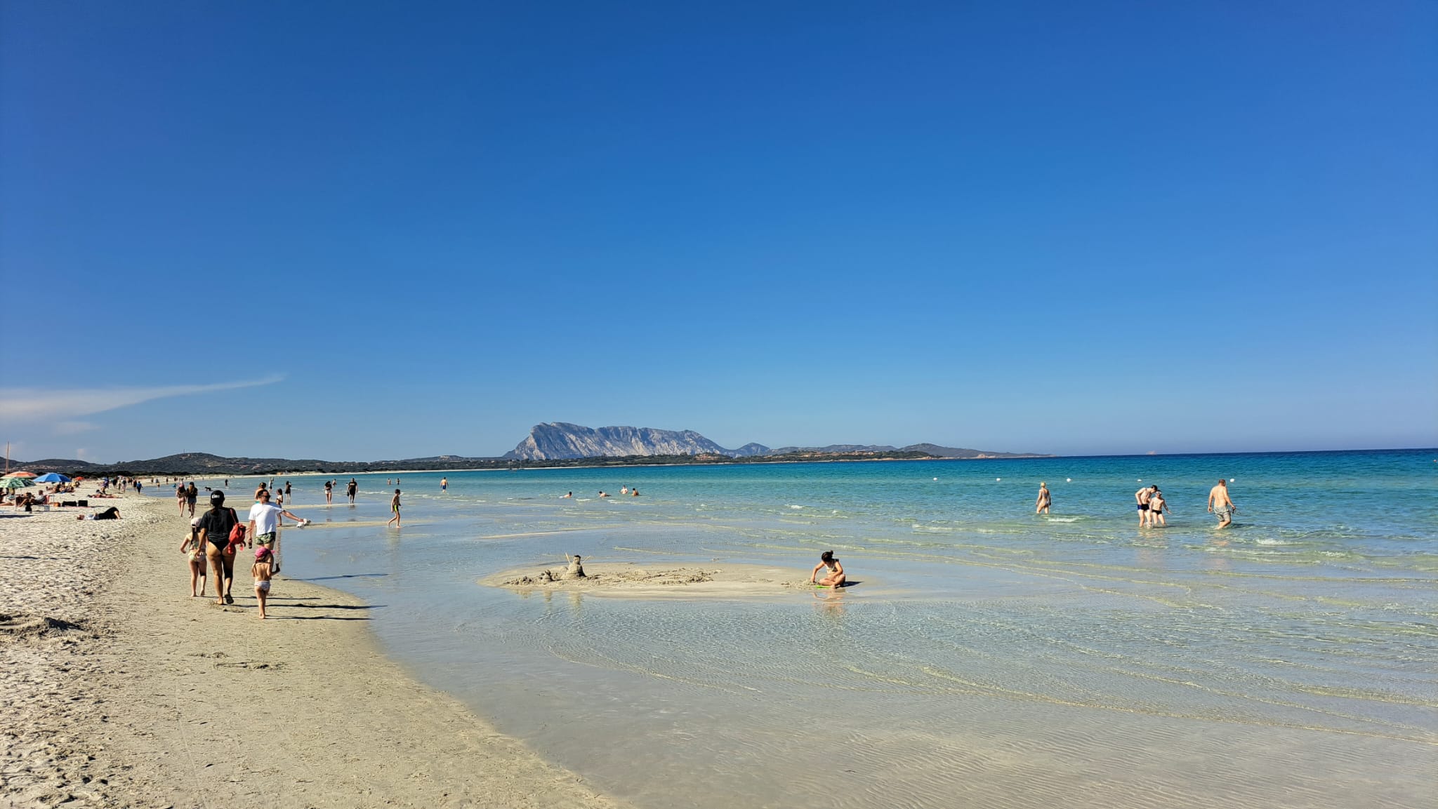 Spiaggia di San Teodoro con vista Tavolara